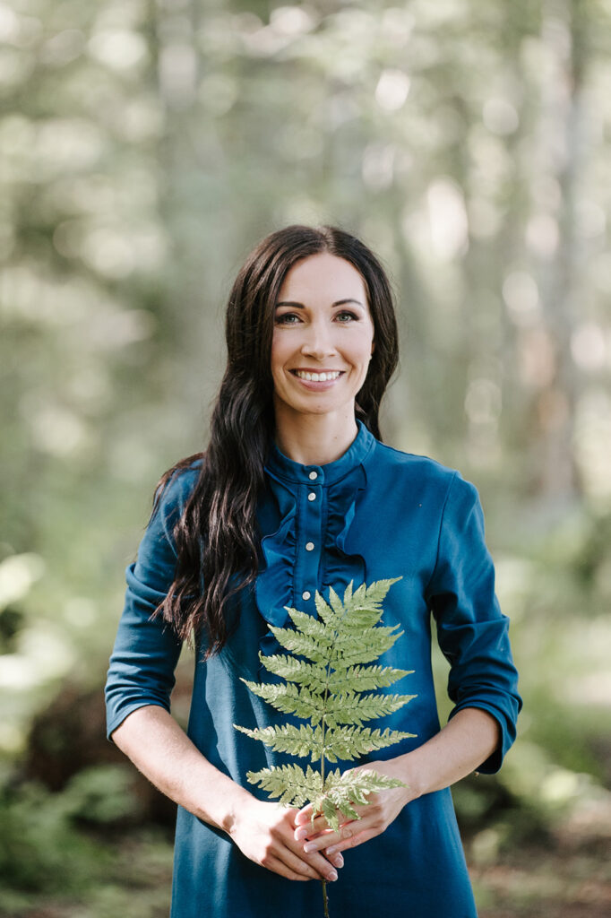 Portreefoto terapeut Marju Kuusikust, käes sõnajalaleht. Foto autor: Laura Strandberg